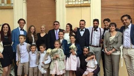 Gianni Santini (al centro con gli occhiali scuri) con la sua grande famiglia