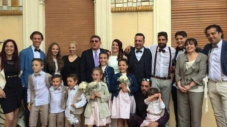 Gianni Santini (al centro con gli occhiali scuri) con la sua grande famiglia