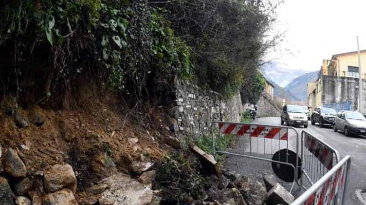 Frana sulla via Carriona momenti di paura a Stabbio