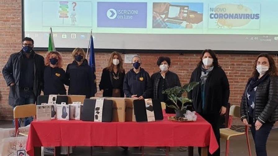 Associazione dona computer a due scuole