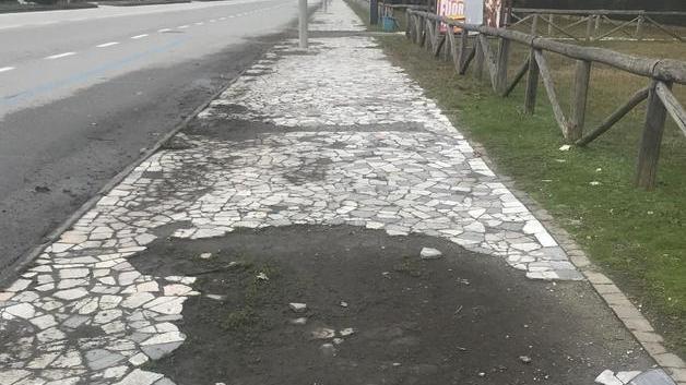 Marciapiede di Focette in condizioni di degrado