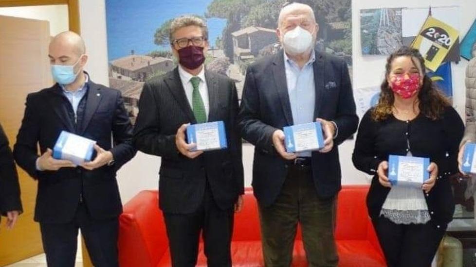 Il Lions consegna al sindaco i primi 300 test per over 65