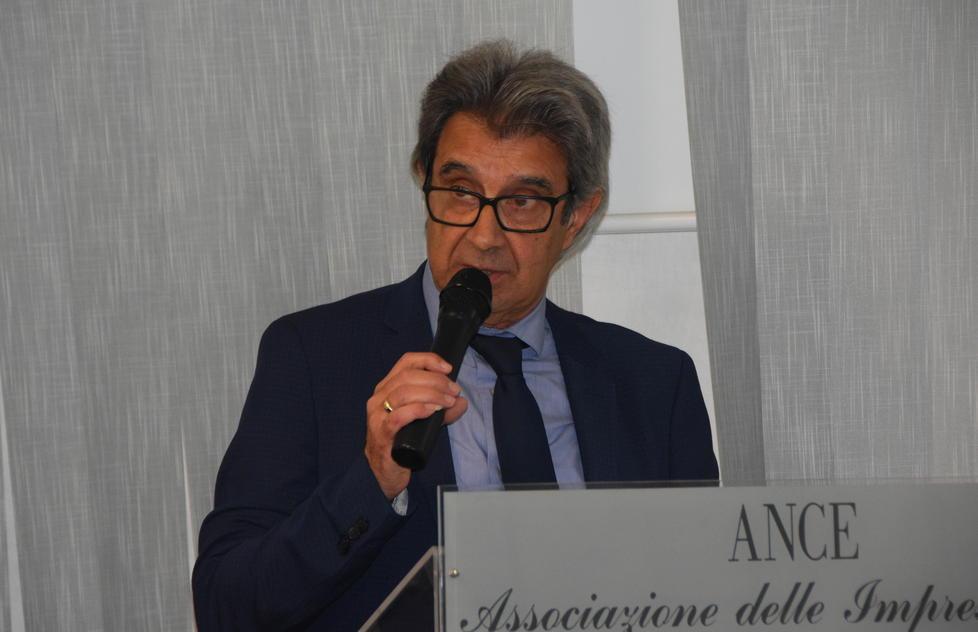 Appello dei costruttori «Aiutateci a risalire» 