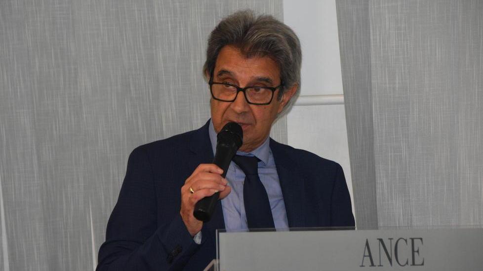 Appello dei costruttori «Aiutateci a risalire»