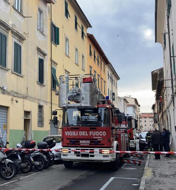 Crolla il soffitto di una casa: evacuato l’intero condominio 