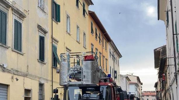 Crolla il soffitto di una casa: evacuato l’intero condominio