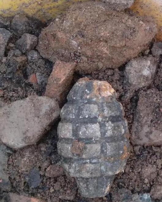 Via Buozzi chiusa per ore Affiora una bomba a mano e arrivano gli artificieri 