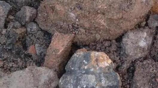 Via Buozzi chiusa per ore Affiora una bomba a mano e arrivano gli artificieri