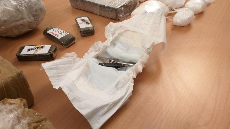 Le chiavi del deposito di droga nel pannolino di un neonato 