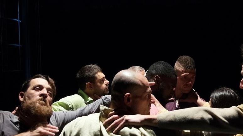 Storie al citofono sulle scale e al telefono