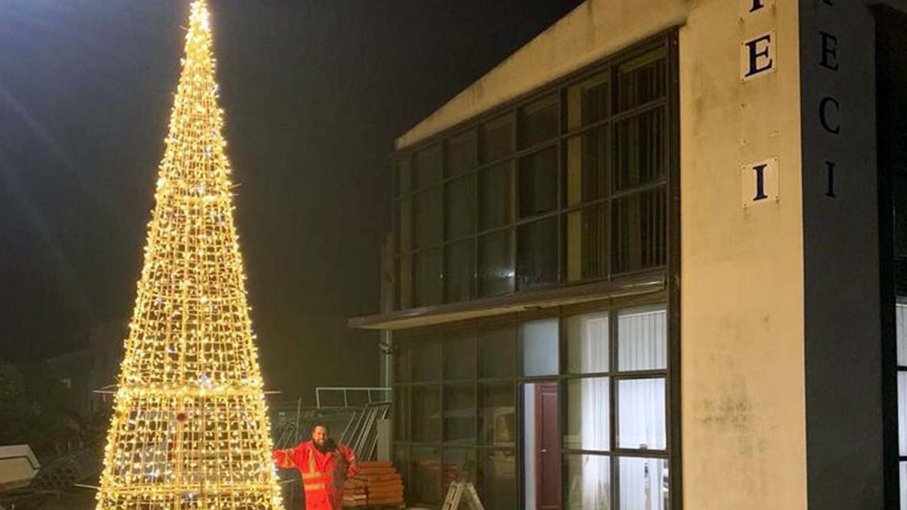 Un albero di Natale per dare un po’ di luce a Bitti