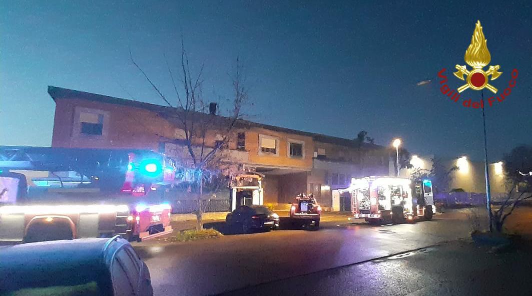 Modena Incendio, il fumo invade la casa. Bloccati sul balcone. Salvati dai pompieri 