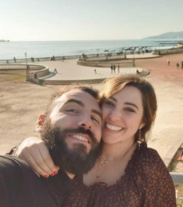 L’amore a distanza tra divieti e ingegno: «Vediamo i film e corriamo... insieme» 