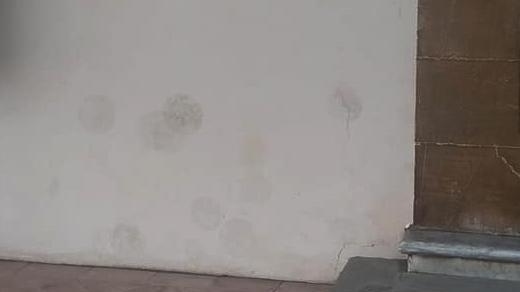 Le impronte delle pallonate sulla facciata della chiesa di Santa Maria a Ripa