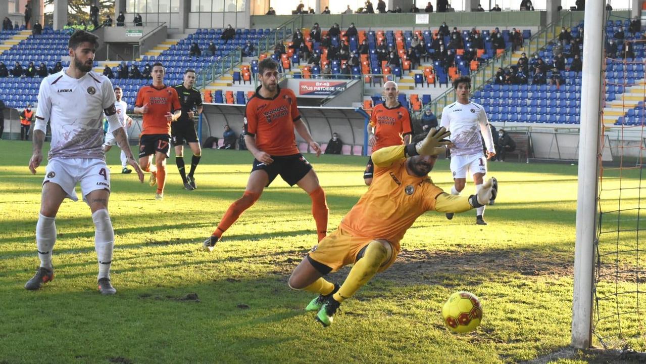Il pallone sfiora d'un soffio il palo della porta del Livorno (Foto Gori)