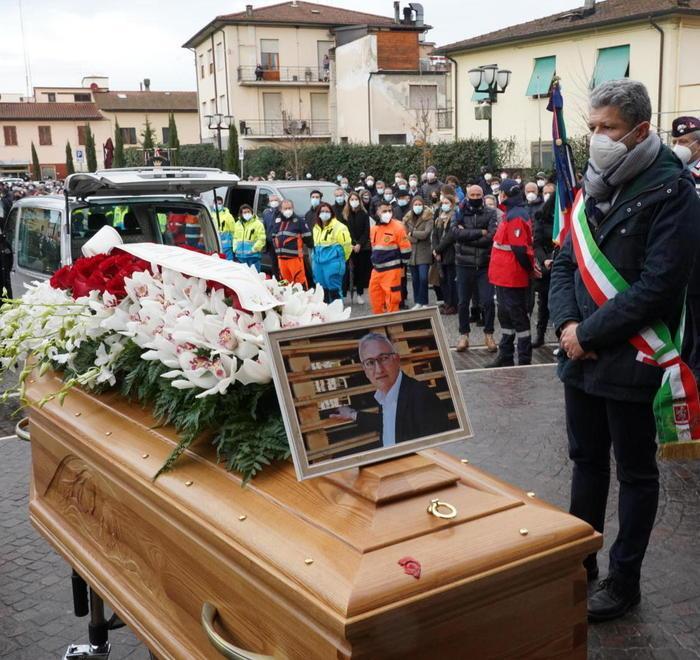 L’abbraccio della comunità di San Miniato per l’ultimo saluto all’assessore Bertini 