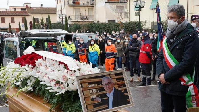 L’abbraccio della comunità di San Miniato per l’ultimo saluto all’assessore Bertini