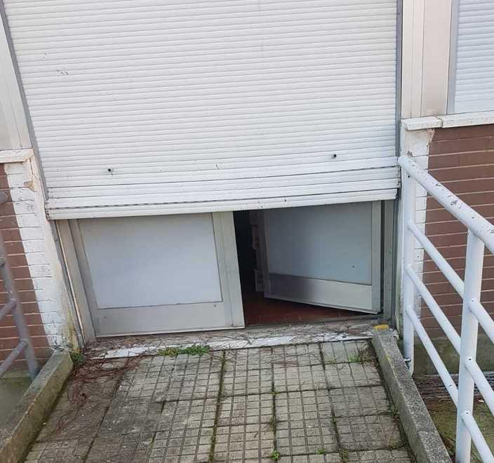 L'ingresso sfondato dai vandali