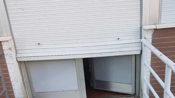 L'ingresso sfondato dai vandali