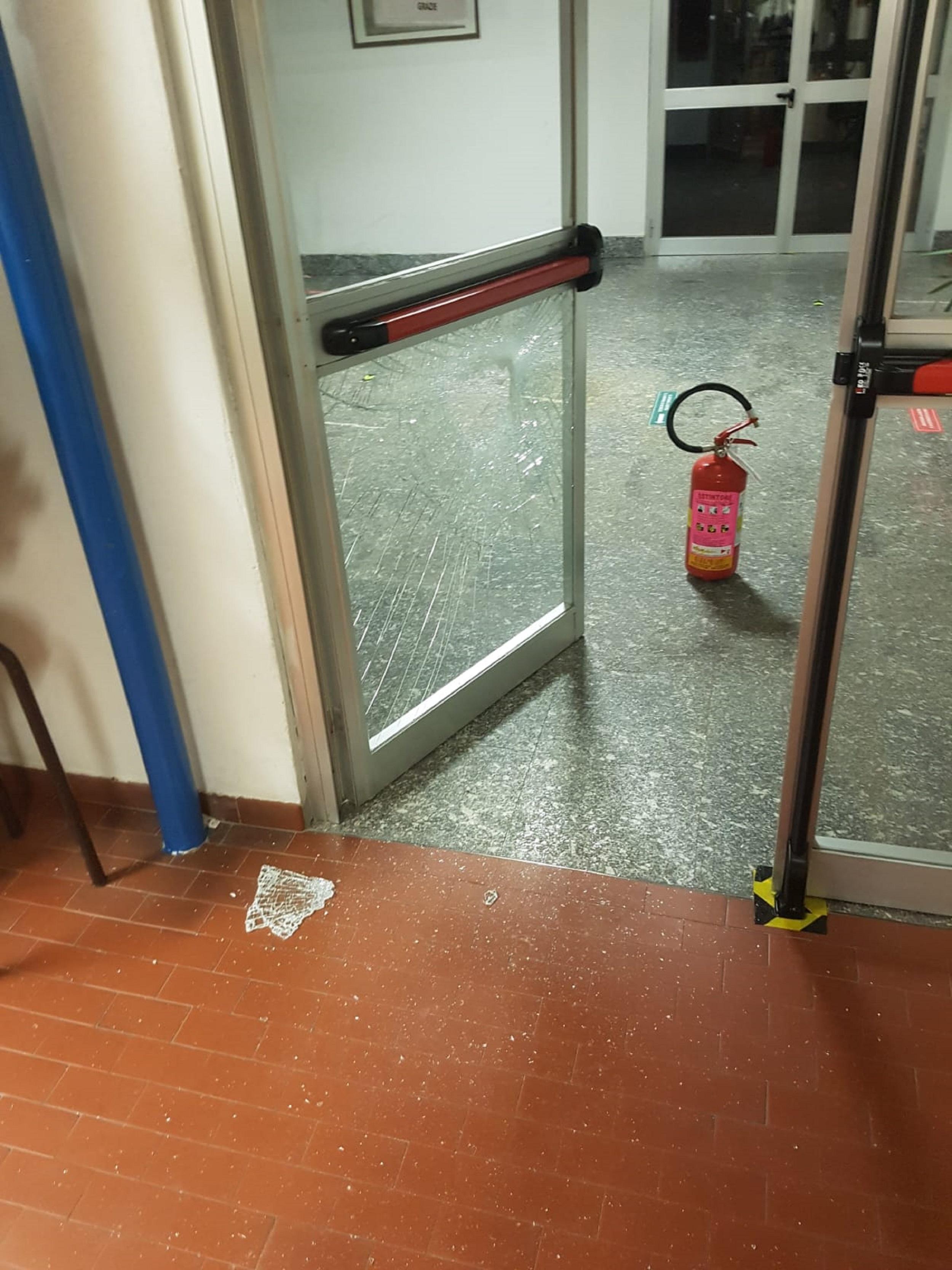 La porta a vetri dentro l'Iti sfondata con l'estintore