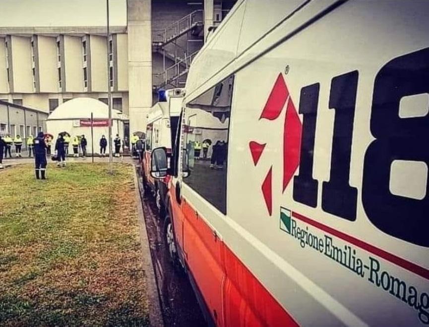 Modena, medico del 118 gravissimo, i colleghi sotto il reparto: «Siamo tutti arrabbiati» 