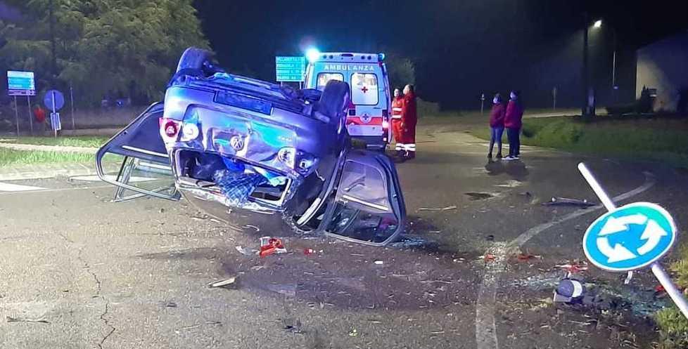 Auto cappotta sulla rotatoria: feriti quattro giovanissimi 