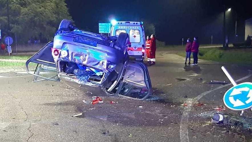 Auto cappotta sulla rotatoria: feriti quattro giovanissimi