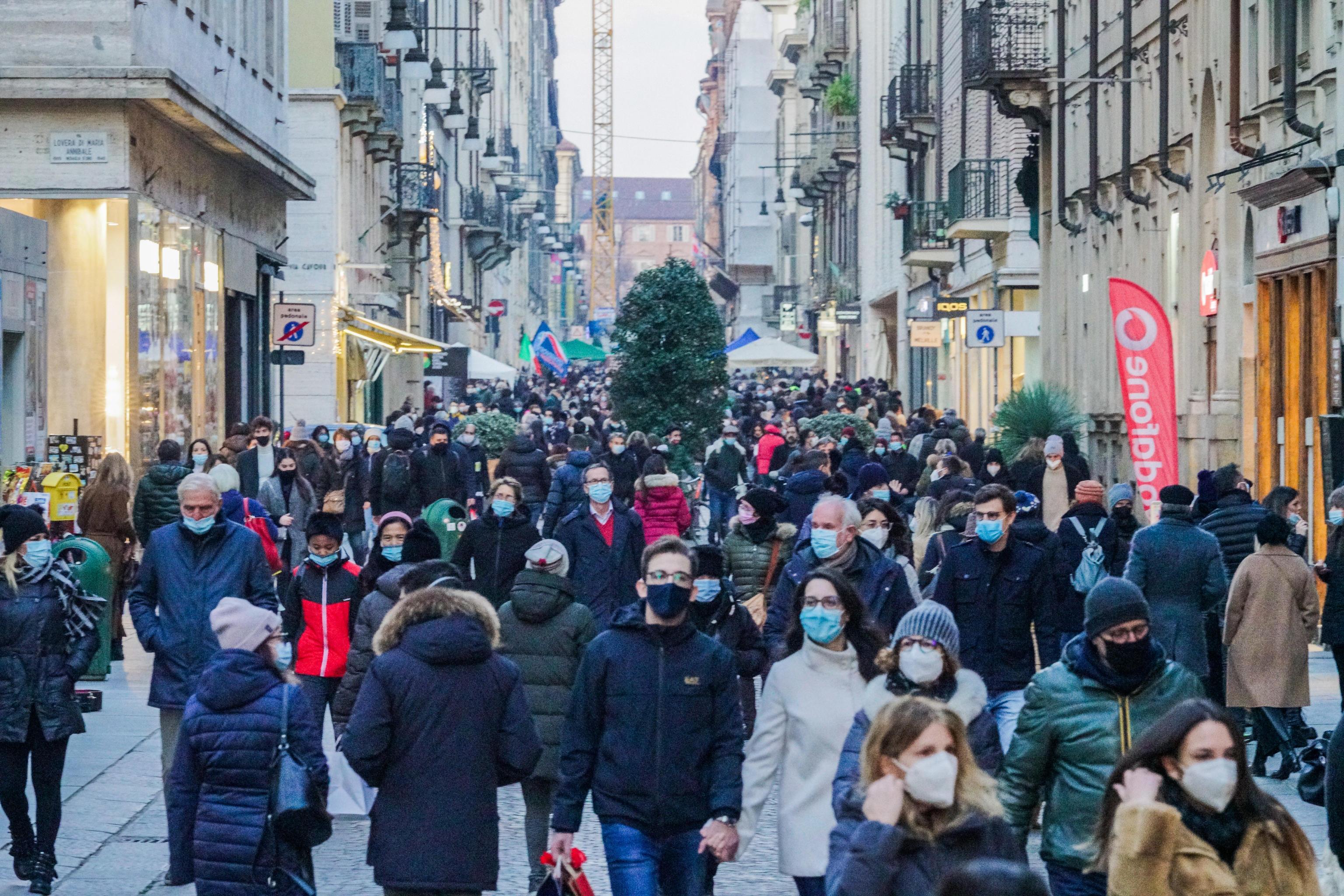 Vie dello shopping intasate nelle città italiane durante l'ultimo wek end