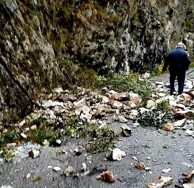 Pioggia di massi sulla strada il borgo di Vinca semi isolato 