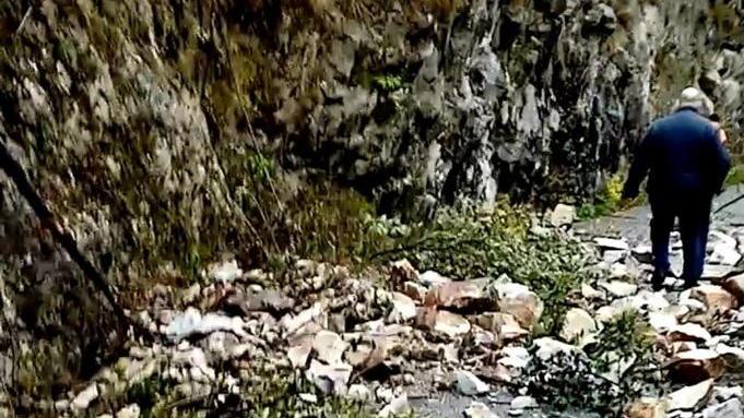 Pioggia di massi sulla strada il borgo di Vinca semi isolato