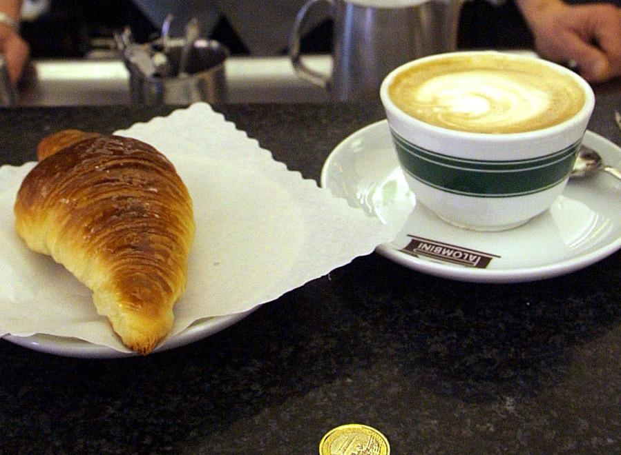 I negozi di Fornaci regalano ai clienti brioche e caffè