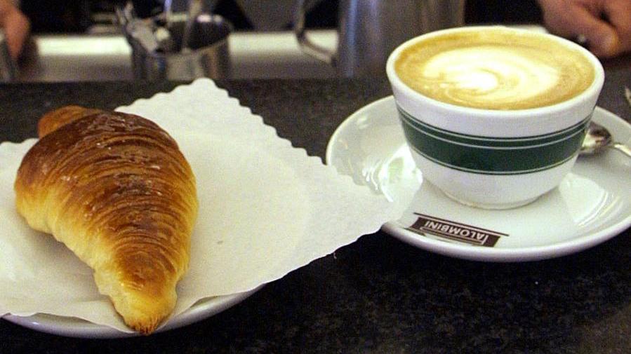 I negozi di Fornaci regalano ai clienti brioche e caffè