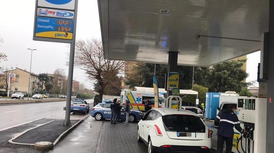Si picchiano in fila dal benzinaio tre feriti, fra loro una sedicenne