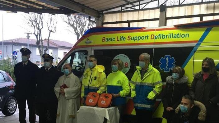 Defibrillatori in regalo alla parrocchia e alla caserma