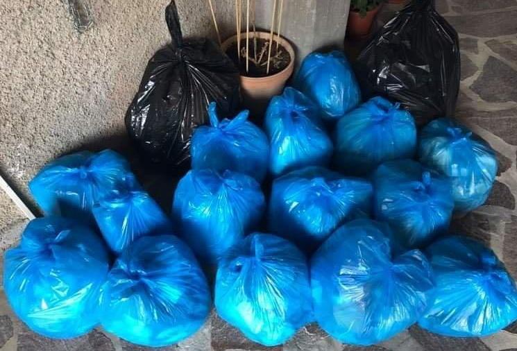 Costretta a convivere in casa da tre settimane con i sacchi dei rifiuti