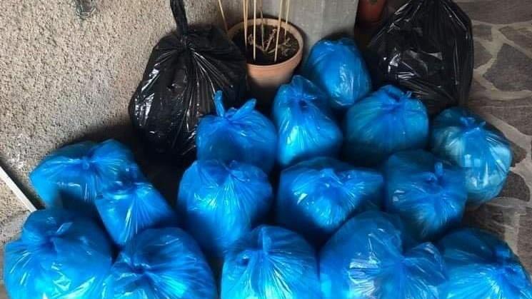 Costretta a convivere in casa da tre settimane con i sacchi dei rifiuti