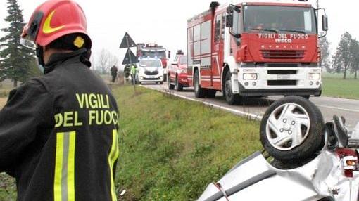 Auto esce di strada e cappotta Donna bloccata nell’abitacolo
