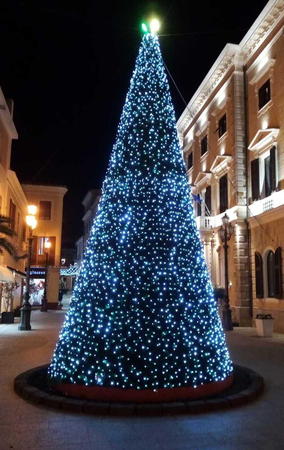 La Maddalena, l’albero di Natale illumina la notte