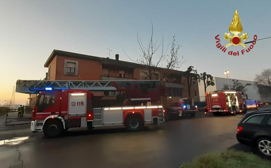 Modena Casa in fiamme, madre e figlio in balcone Salvati all’alba 