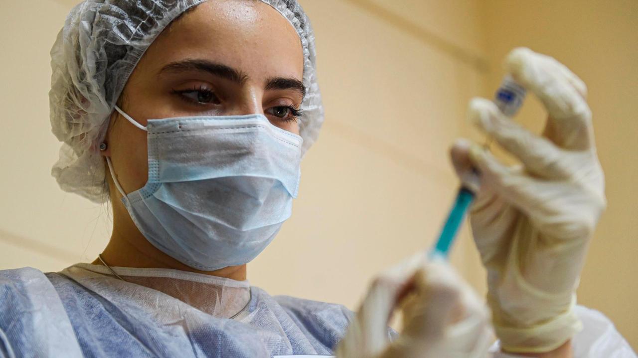 Vaccino anti-Covid, sondaggio nel personale sanitario toscano: questionario e bugiardino per evitare flop di adesioni e taglio di dosi