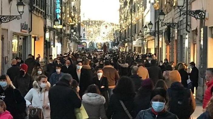 Folla nelle città toscane, allarme per i ragazzi senza mascherine. Ma Giani ci crede: «Fra poche ore in zona gialla»