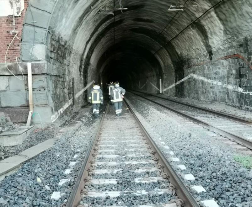 Ancora nessuna traccia della donna scomparsa: pompieri e volontari nei tunnel ferroviari