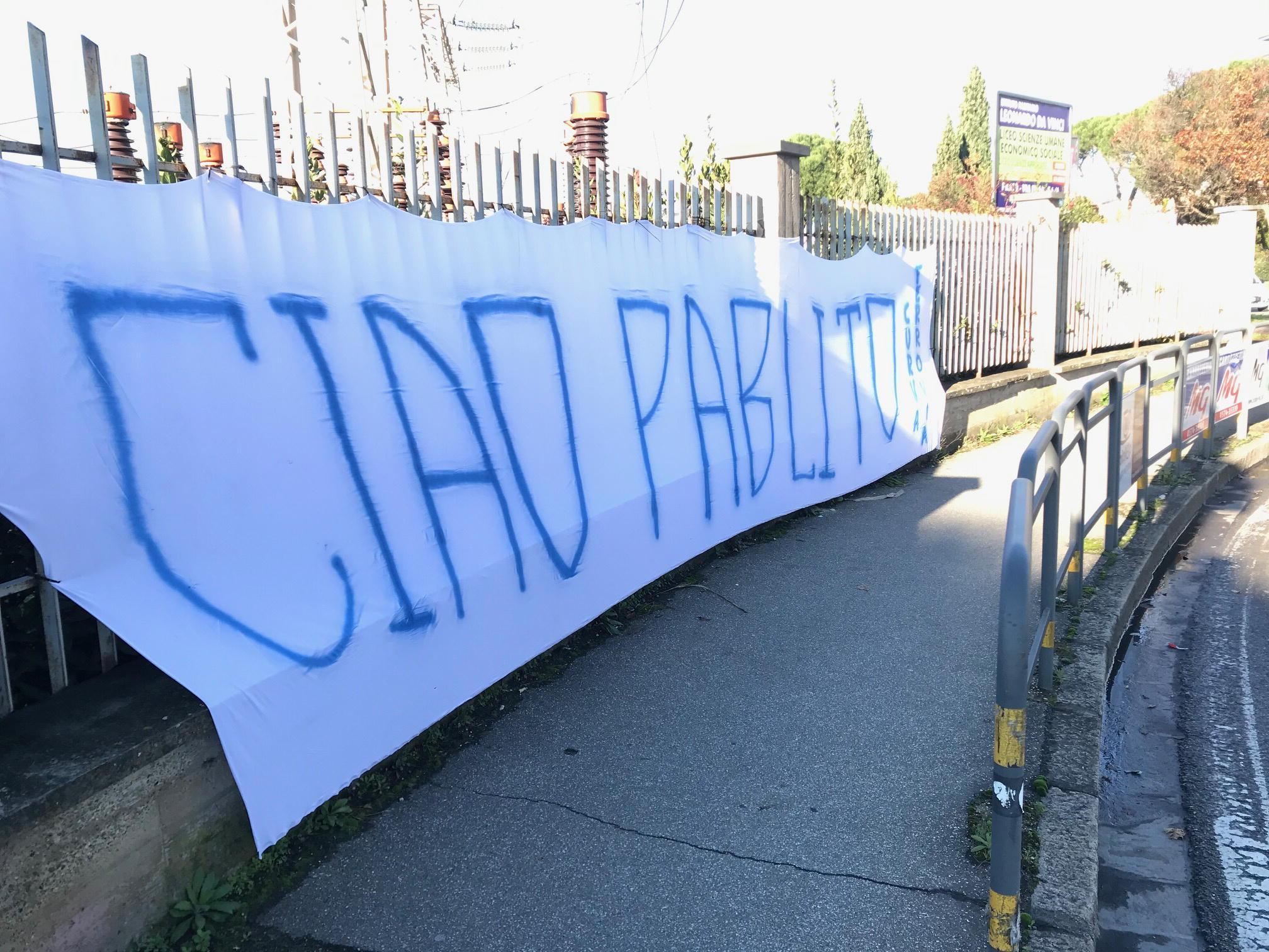 Lo striscione dei tifosi affisso nei giorni scorsi sul ponte Datini