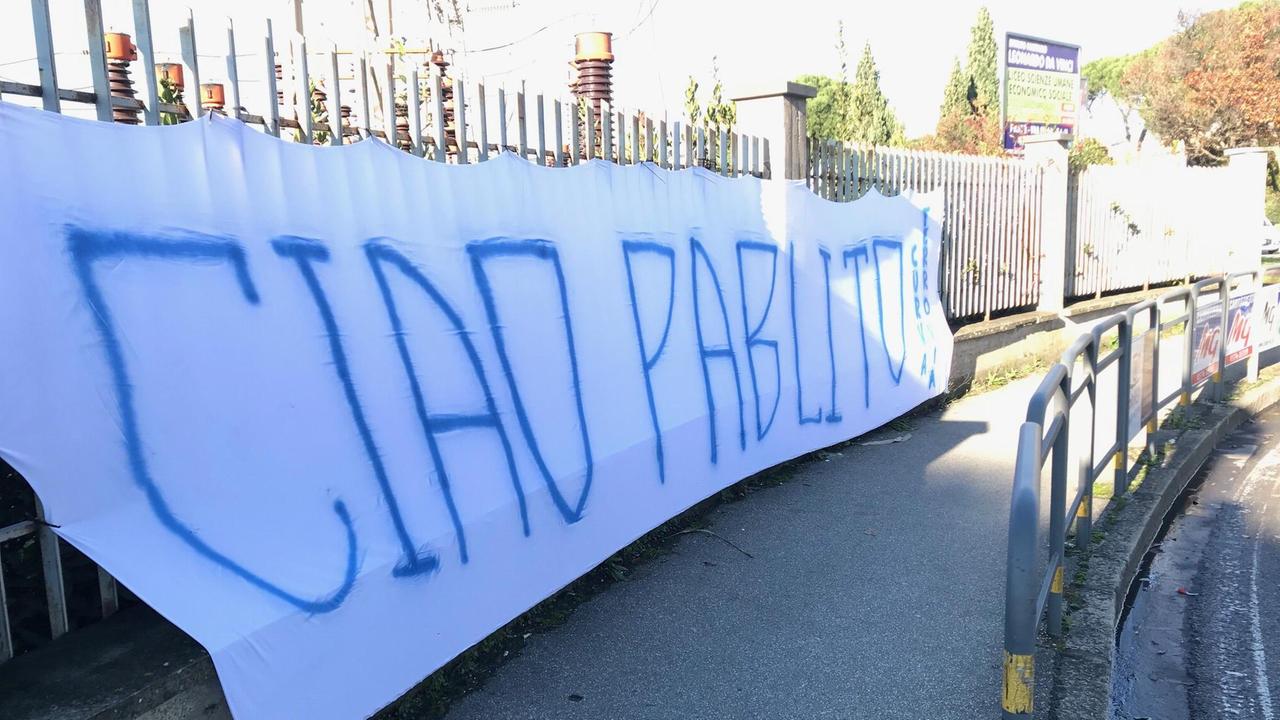 Lo striscione dei tifosi affisso nei giorni scorsi sul ponte Datini