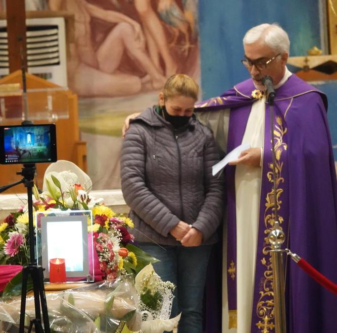 la mamma di Madalina sull’altare con don Marcello