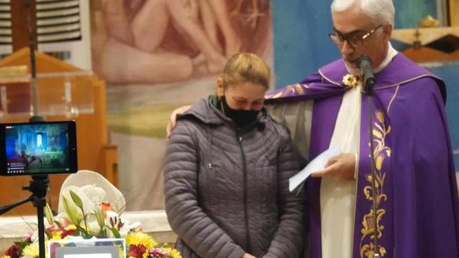 la mamma di Madalina sull’altare con don Marcello