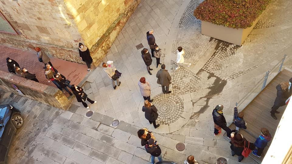Tutti in fila (distanziati) a caccia di libri nuovi a metà prezzo - Foto