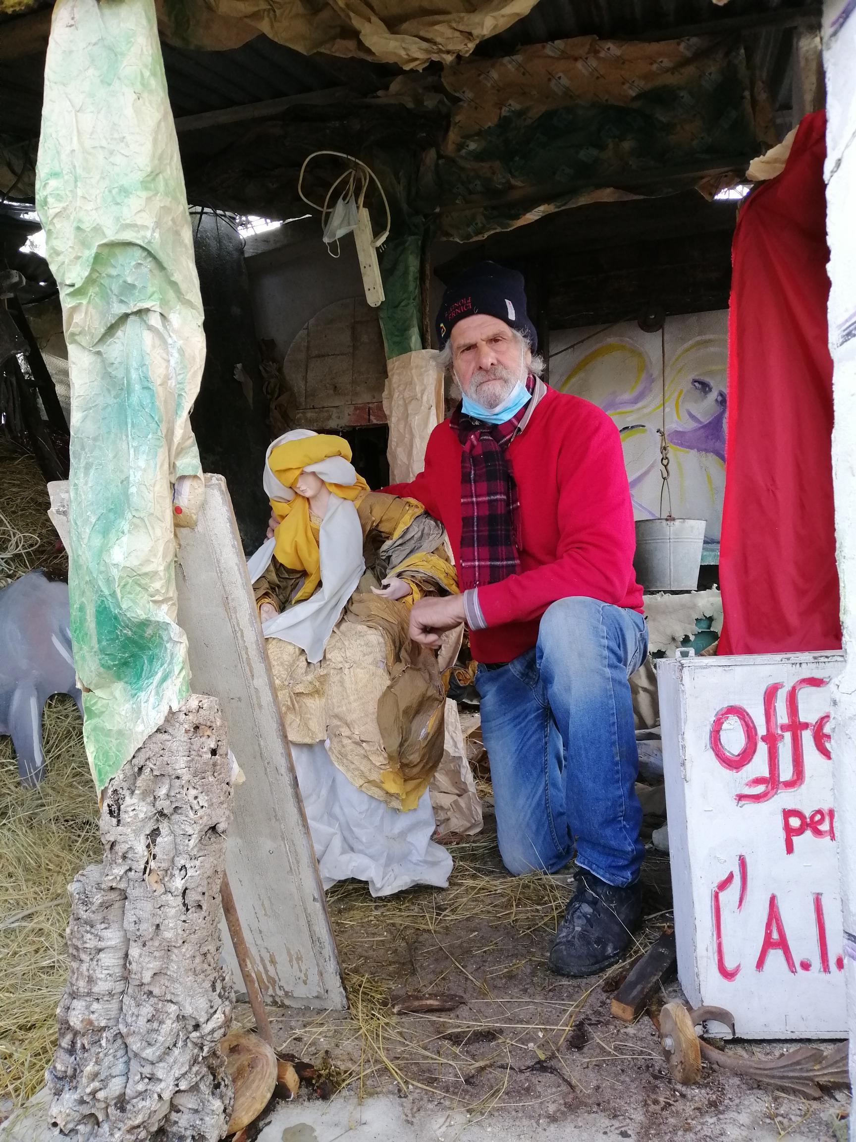 Il Covid fa emigrare il presepe in giardino. Rossi: «Dedico l’opera all’assessore Bertini» - Foto