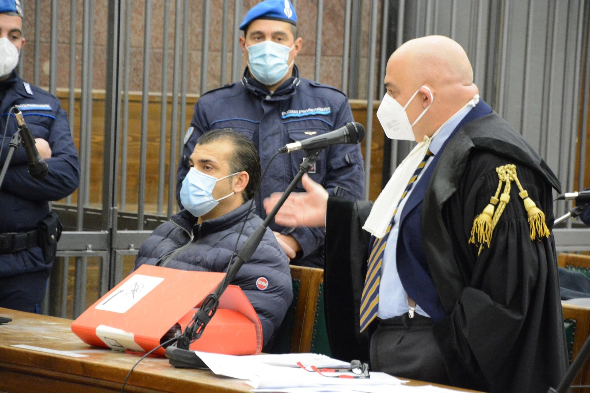 Sorso, uccise la compagna e scappò con le figlie, i testimoni: «Era una furia»