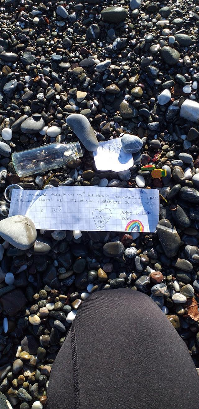 «Andrà tutto bene», ritrovato a Marinella messaggio in bottiglia di una bambina di Aulla 